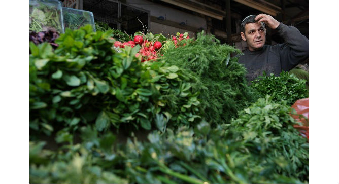 Fresh herbs and spices attract chefs from across the city to Carmel Market. Photo by Yaakov Naumi/Flash90.