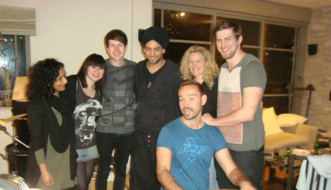 Music bloggers Rebecca Schiller, Samantha Edussuriya, Luke Britton, Rory Hamilton and Brandon Bogajewicz together with Joanna Landau (founder of Kinetis) jam with Idan Raichel. Photo by Michal Elchadaf