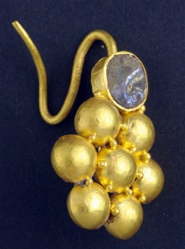 2000-earring The earring: photograph – Clara Amit, courtesy of the Israel Antiquities Authority.
