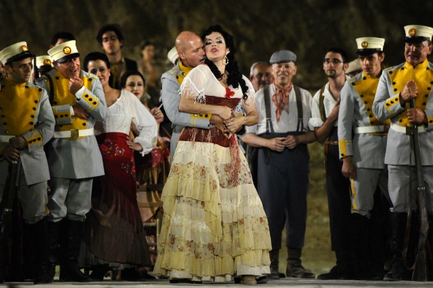 carmen-scene Carmen. Photo by Yossi Zwecker