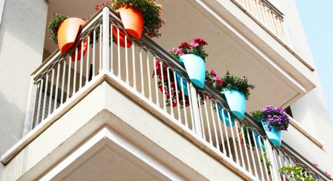 The pots come in several vivid colors.