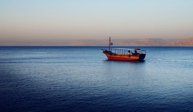Cruise the lake on a boat. Photo by www.shutterstock.com