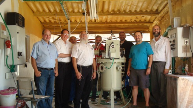 From left at the Benkatina test facility at Kibbutz Re’im are Leviathan Energy’s Zeev Savion, Daniel Farb, Morris Gal, Kalman Kolman, Boris Grad, Joe van Zwaren, Moshe Rosenfel and Avner Farkash.From left at the Benkatina test facility at Kibbutz Re’im are Leviathan Energy’s Zeev Savion, Daniel Farb, Morris Gal, Kalman Kolman, Boris Grad, Joe van Zwaren, Moshe Rosenfel and Avner Farkash.