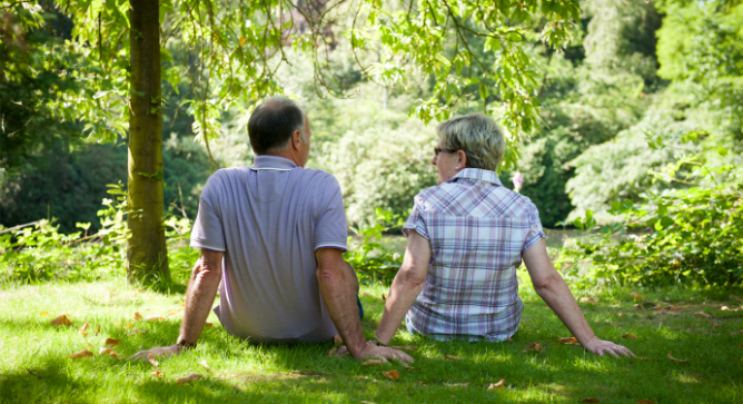 Visitors to the exhibition often choose pictures of happy elderly couples when they want to depict how they will look in 30 years. Photo by Shutterstock.com