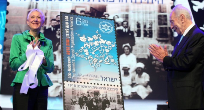 President of Israel Shimon Peres and Hadassah National President Marcie Natan unveil the commemorative stamp on October 16, 2012. Photo by Yoav Ari Dudkevitch/FLASH90