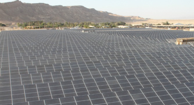 New Yorkers on the InnovatioNation tour learned about solar energy developments at Israel’s Arava Power.