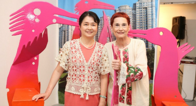 Dina Merhav with Madame Gao Yang Ping, the Chinese ambassador to Israel, with her Bird of Paradise exhibit in Tel Aviv.