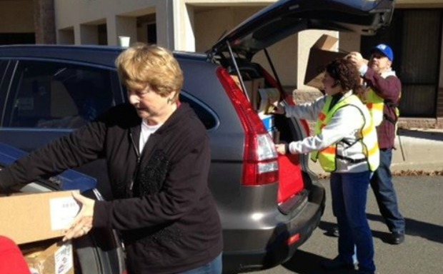 Israel Flying Aid and synagogue volunteers in Connecticut preparing an emergency food convoy. Photo courtesy of Israel News Agency