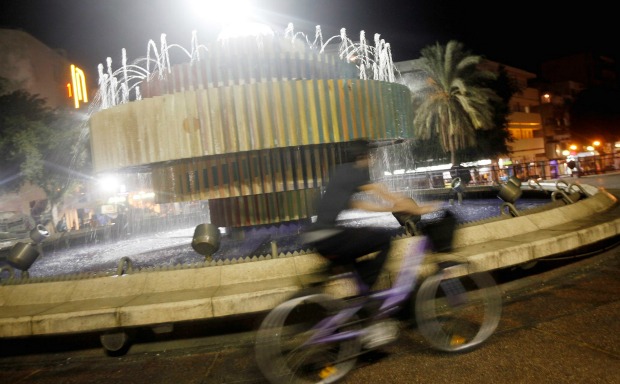 agam-fountain The Agam fountain at Dizengoff Square. Photo by Flash90.