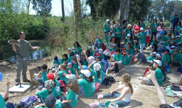Learning about birds with a Karev instructor.