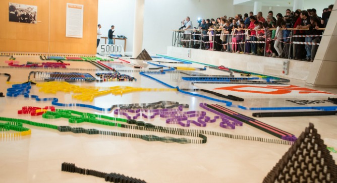 Domino rally at Ben-Gurion University. Photo by Dani Machlis