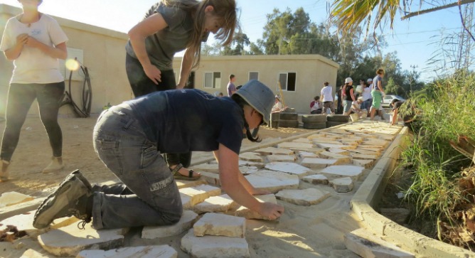 Building an Ayalim alumni village in Sde Boker.