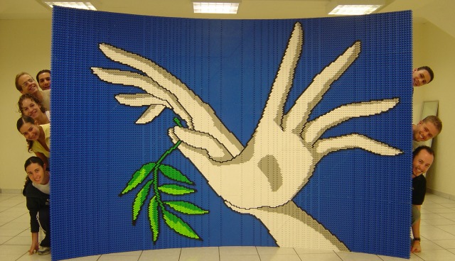 peace-art 10,000 Jewish-Mexican children built this peace mural from 40,000 Mega blocks, representing the 40,000 Jews in Mexico.