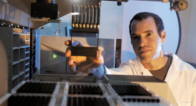 Prof. Amir Aharoni at work in his lab. Photo by Dani Machlis/BGU