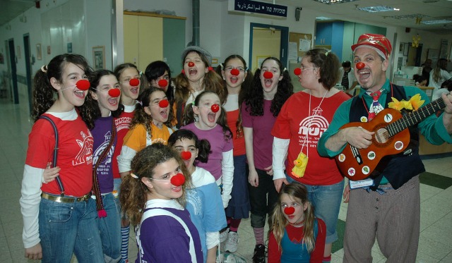 professor-sancho “Professor Sancho” clowning for young patients at Emek Medical Center.