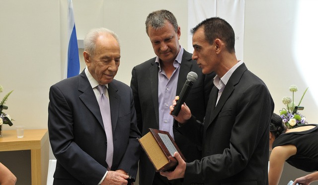 peres-jvp CyberArk Israel’s Chen Bitan, right, with Israeli President Shimon Peres and Erel Margalit of JVP Venture Capital.