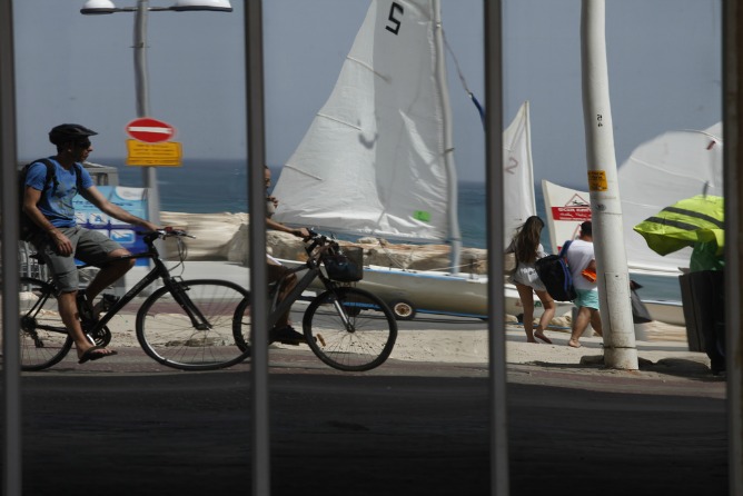 tel-aviv-promenade Bicycling on the Tel Aviv promenade.
