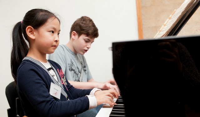 wang-karib Serena Wang, 8 and Alon Karib, 13, playing piano together at the Chinese-Israel Joint Master Class for Outstanding Young Pianists at the Jerusalem Music Center. Photo by Yael Ilan