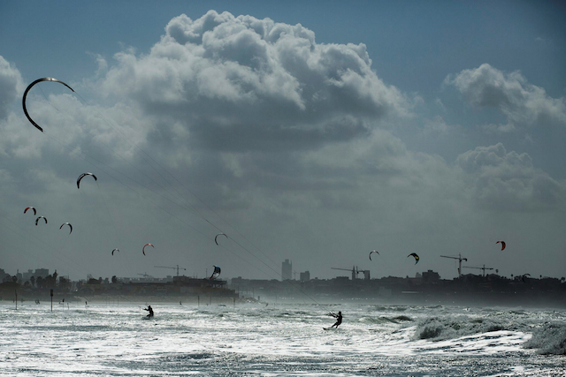 pic_of_week_kitesurfing_f90