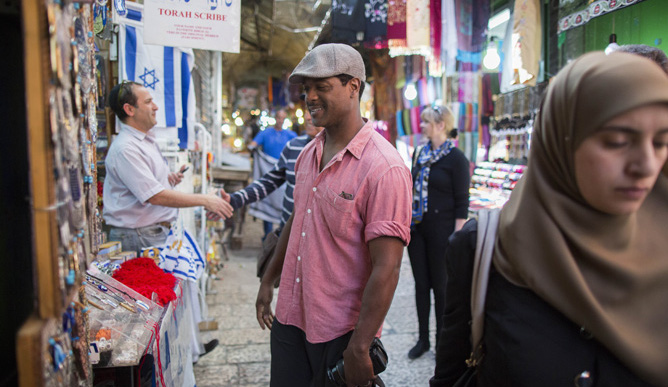 Blair Underwood checks out Jerusalem's Old City market. (Yonatan Zindel/Flash 90)