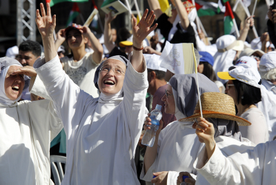 Nuns cheer as they wait for Pope Francis at an open-air mass in Bethlehem on May 25, 2014. (Sliman Khader/Flash90)