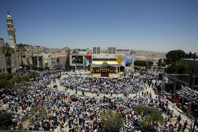 Pope Francis celebrates an open-air mass in the Manger Square, next to the Nativity Church, in Bethlehem on May 25, 2014. (Sliman Khader/Flash90)