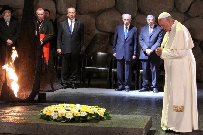 Pope Francis pauses after laying a wreath of flowers  in the Hall of Remembrance at the Yad Vashem Holocaust Memorial museum in Jerusalem on May 26, 2014. (Isaac Harari/FLASH90)