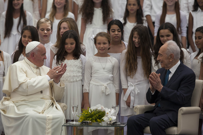Pope Francis with President Shimon Peres at a ceremony held at the President's Residence in Jerusalem on May 26, 2014.(Yonatan Sindel/FLASH90) 