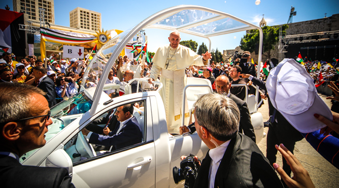 Pope Francis waves to the people after a mass in the Manger Square,  Bethlehem on May 25, 2014. (Atta Jaber/Flash90)