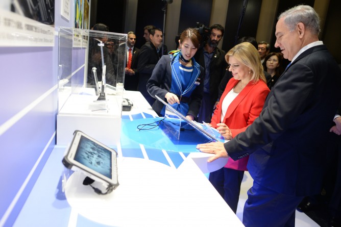 Prime Minister Benjamin Netanyahu and his wife, Sara, visit the Panasonic Development Center in Tokyo, during Netanyahu's official visit to Japan in May 2014. (Kobi Gideon/GPO/Flash 90)