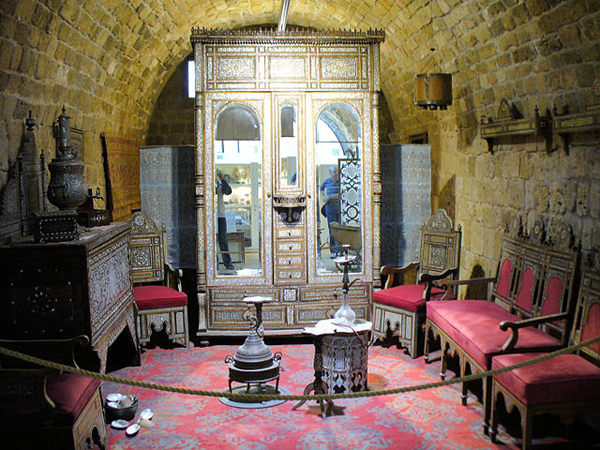 Old-Acre-Treasures-in-the-Walls-Museum_sitting-room