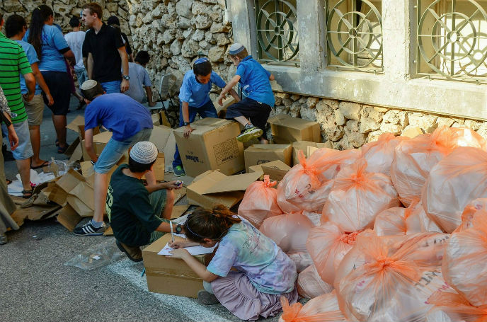 Non profit organization Thank Israeli Soldiers holds a care package event in Jerusalem. Photo by Flash90.