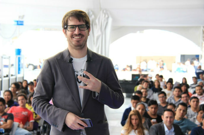 Moshe Hogeg presenting Mobli. Photo courtesy of Holatelcel