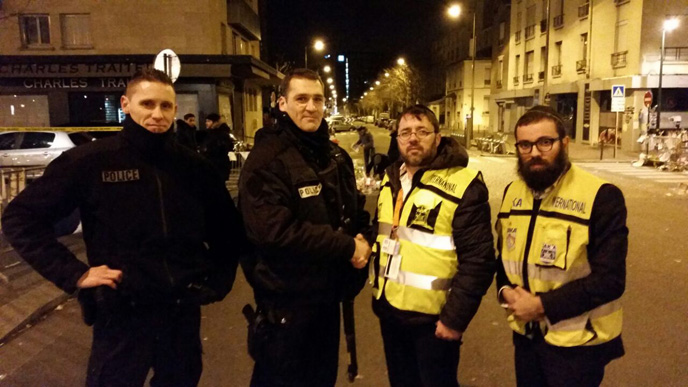 French policeman shaking hands with ZAKA Israel volunteer Dano Monkotovitz. (ZAKA)
