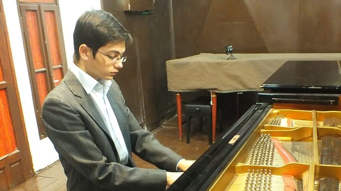 Concertmaster Ariel Lanyi.