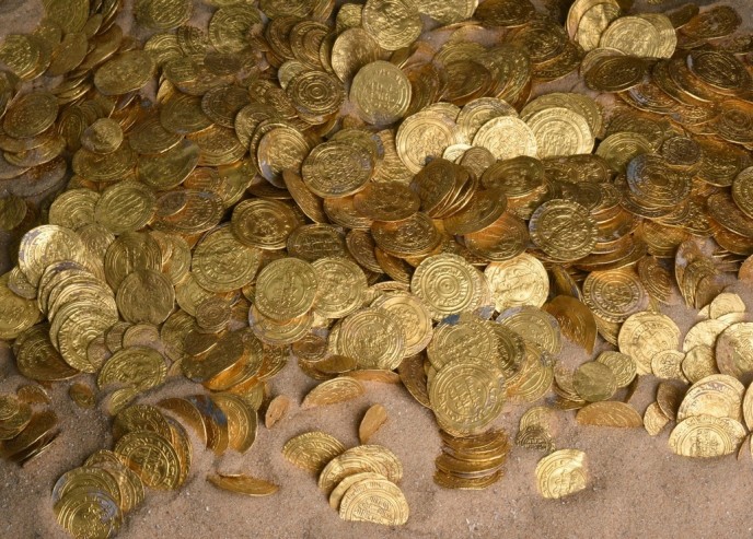 The coins, despite being at the bottom of the sea for some a thousand years, are in excellent condition. (Photo: Clara Amit, courtesy of the Israel Antiquities Authority