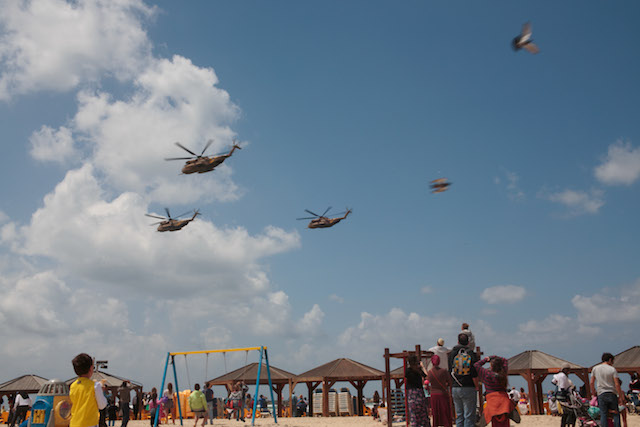 Tel Aviv beachgoers enjoying last year’s IAF flyover. Photo by Sarah Schuman/Flash90