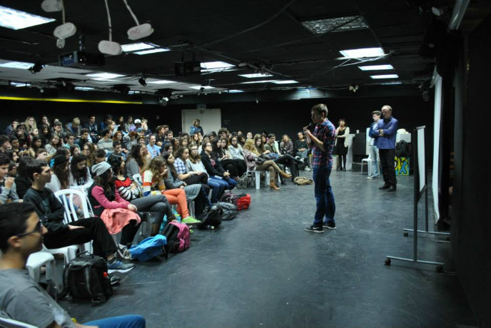 Nir Kouris addressing a Tomorrow Israel gathering.