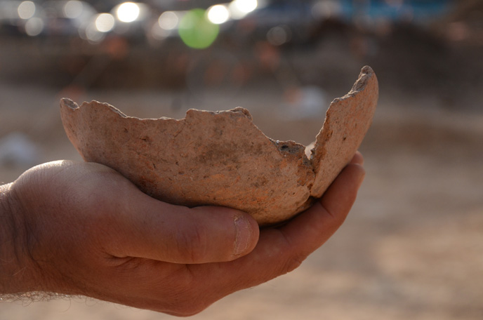 A bowl dating to the Early Bronze Age found in Tel Aviv. (Photo: Yoli Shwartz, courtesy of the Israel Antiquities Authority).