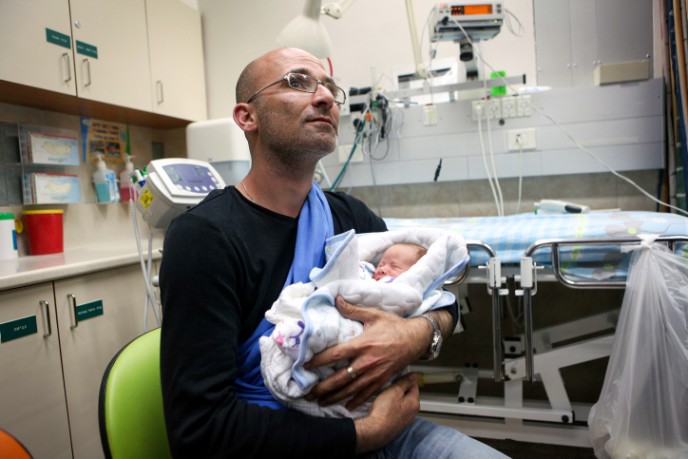Omri Lancet and his son at Soroka Medical Center in Beersheva after their evacuation by the IDF from Nepal. Photo by FLASH90
