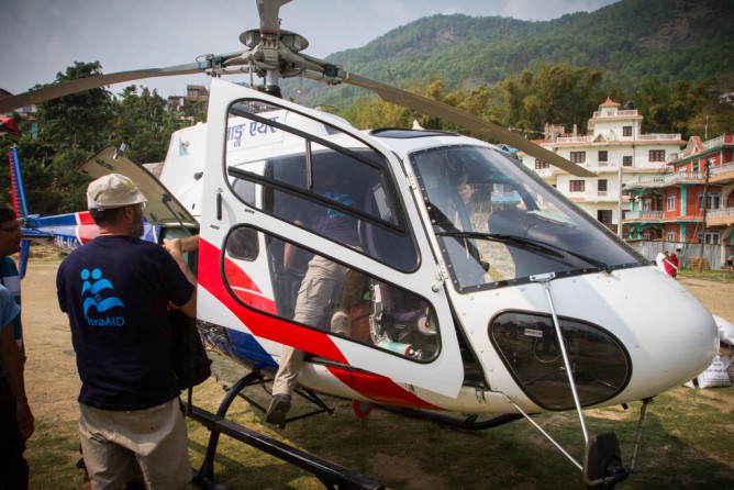 IsraAID evacuates the wounded in Nepal.