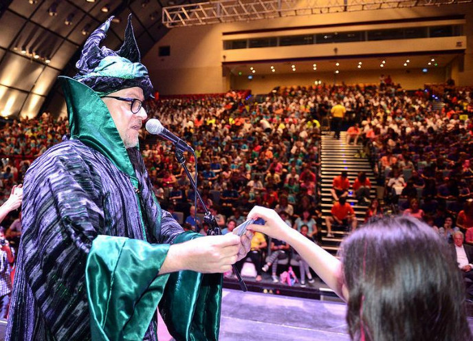 Magician Cagliostro making history in Haifa. Photo by Zvi Roger/Haifa municipality