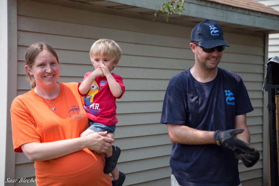 Coal City family thanks IsraAID for helping to fix their home. (Photo: Saar Blecher/The Israel Forum for International Humanitarian Aid – Facebook)