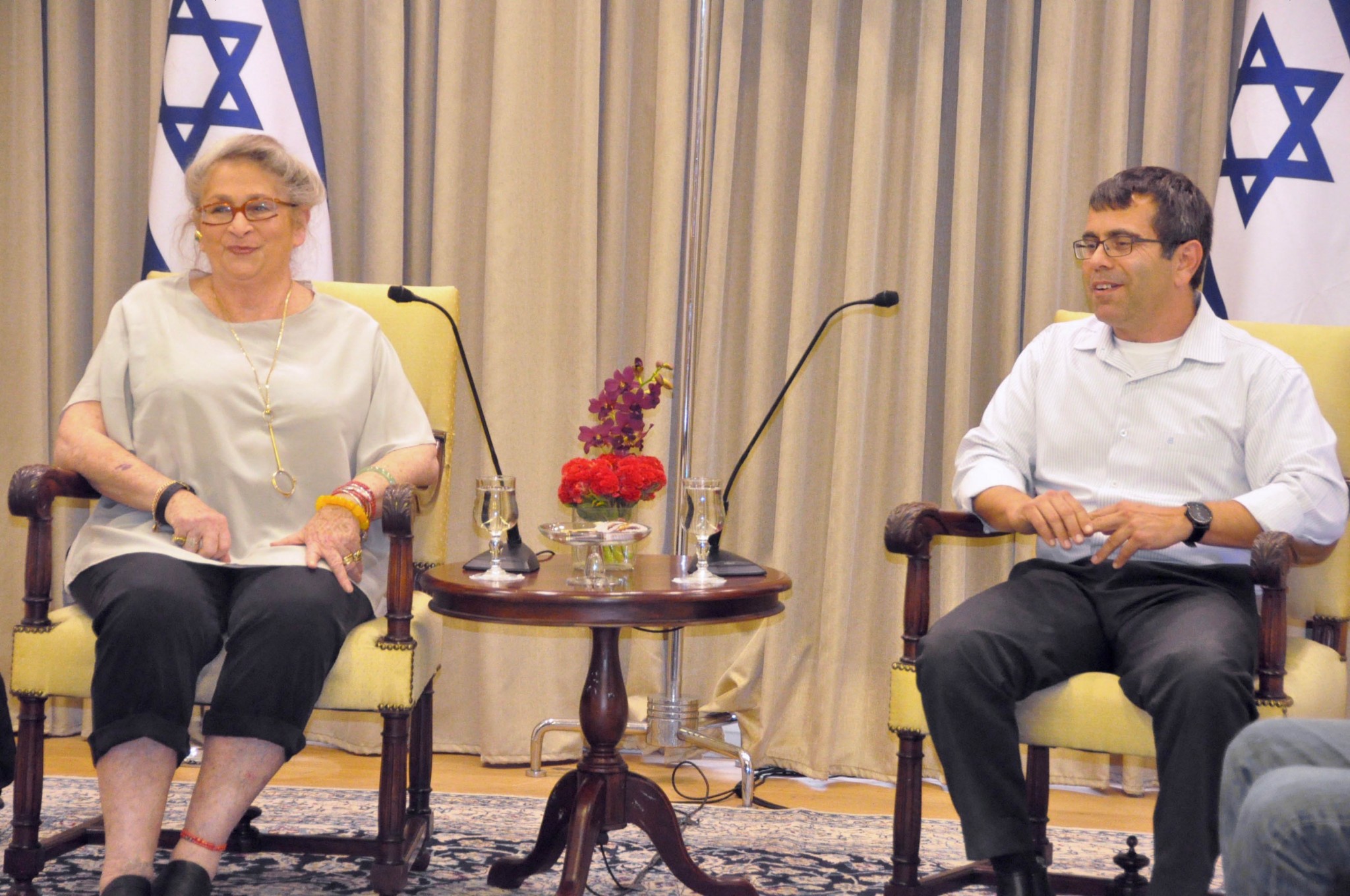 NRGene CEO Gil Ronen presenting the emmer map to First Lady Nechama Rivlin in Jerusalem. Photo by Tomer Reichman NRGene CEO Gil Ronen presenting the emmer map to First Lady Nechama Rivlin in Jerusalem. Photo by Tomer Reichman