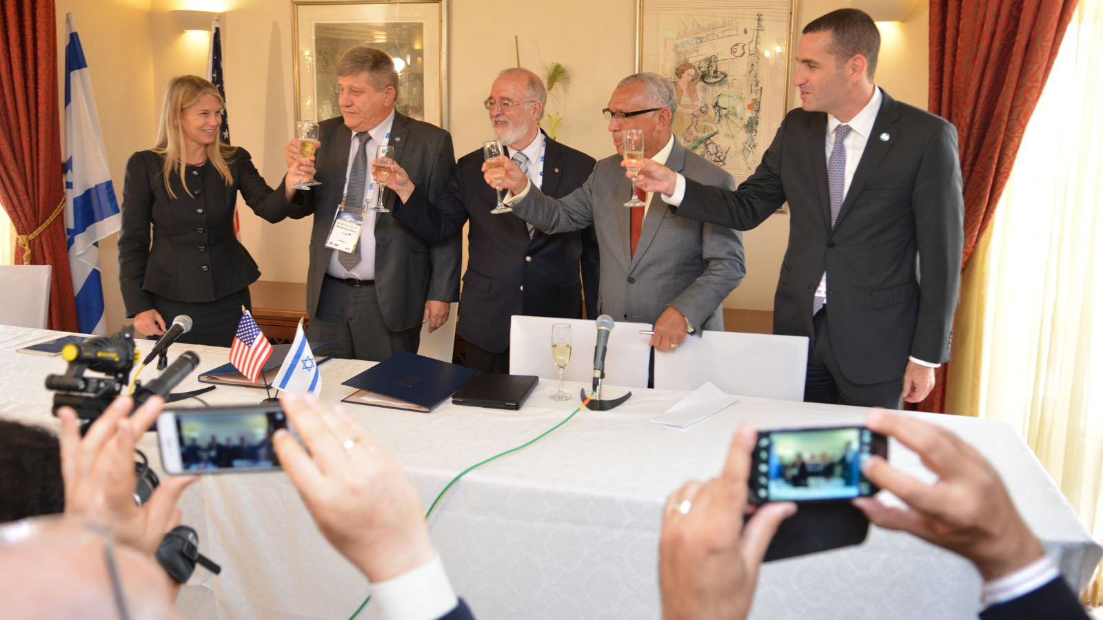 Raising a l'chaim to the new NASA-Israel Space Agency cooperation agreement at the International Astronautical Congress in Jerusalem. Photo by Yair Zrika 