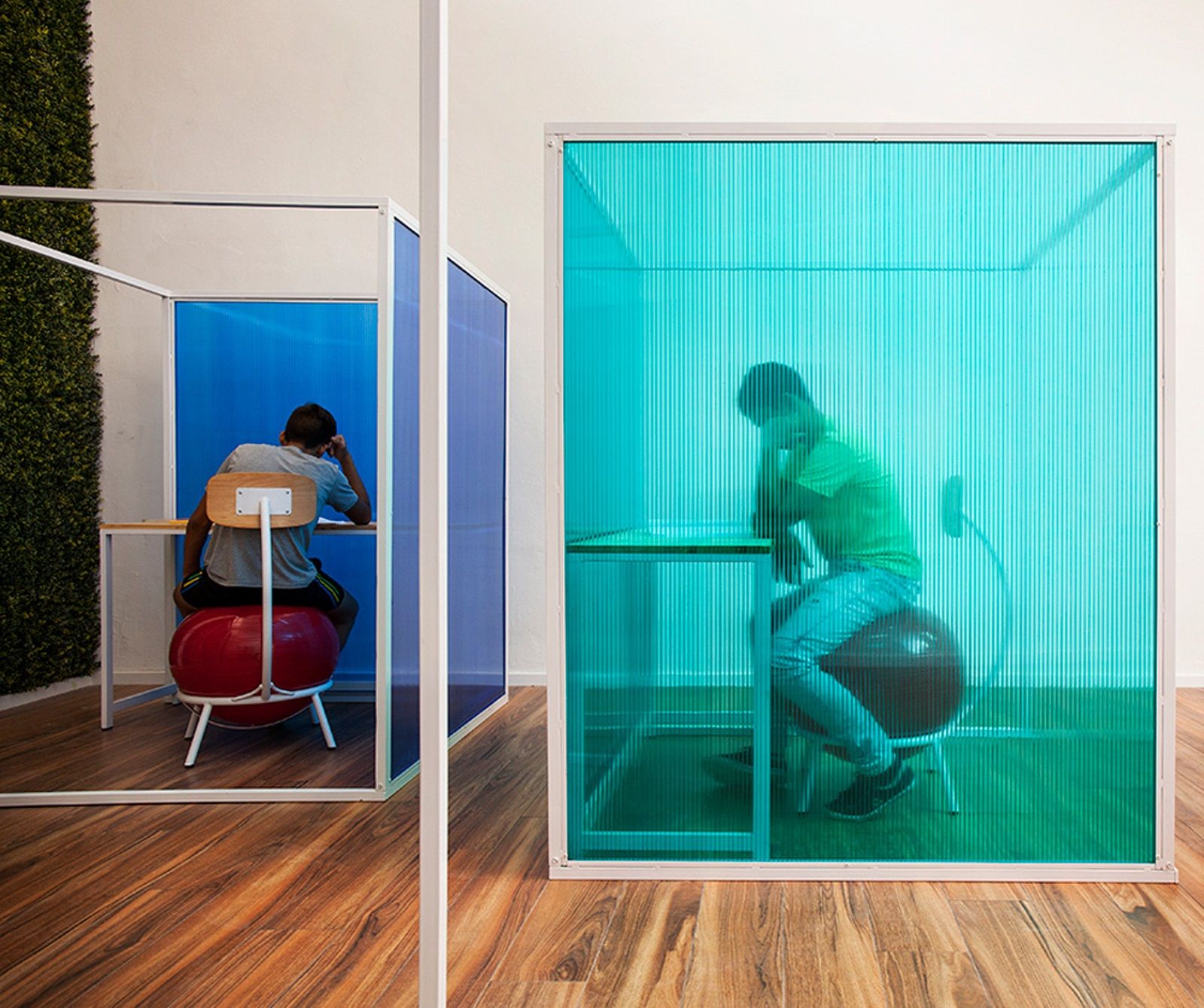 Enclosed workstations limit distractions. Photo by Roi Mizrahi/Xnet