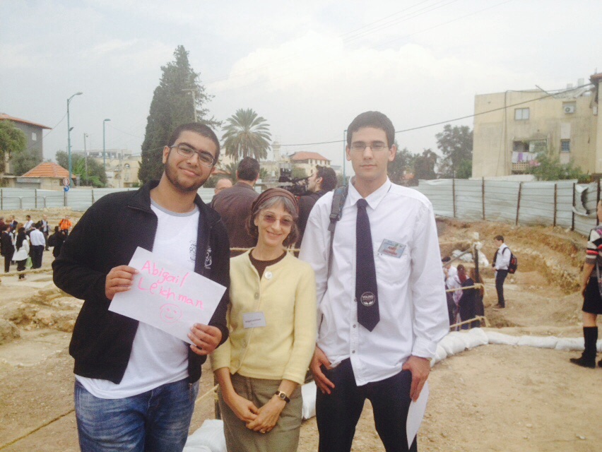  ISRAEL21c’s Abigail Leichman with Amer Mgarbh, left, and Amit Shoham. Photo by Juliana Hashoul/ORT High School Lod