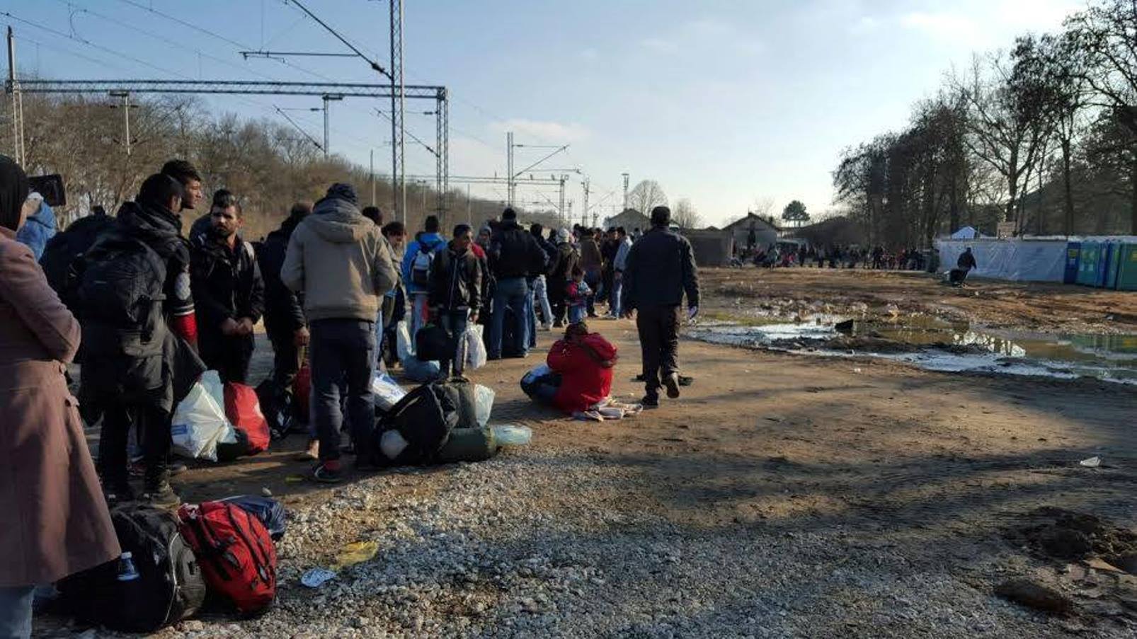 Refugees lining up for treatment at the Natan clinic in Serbia. Photo via Facebook