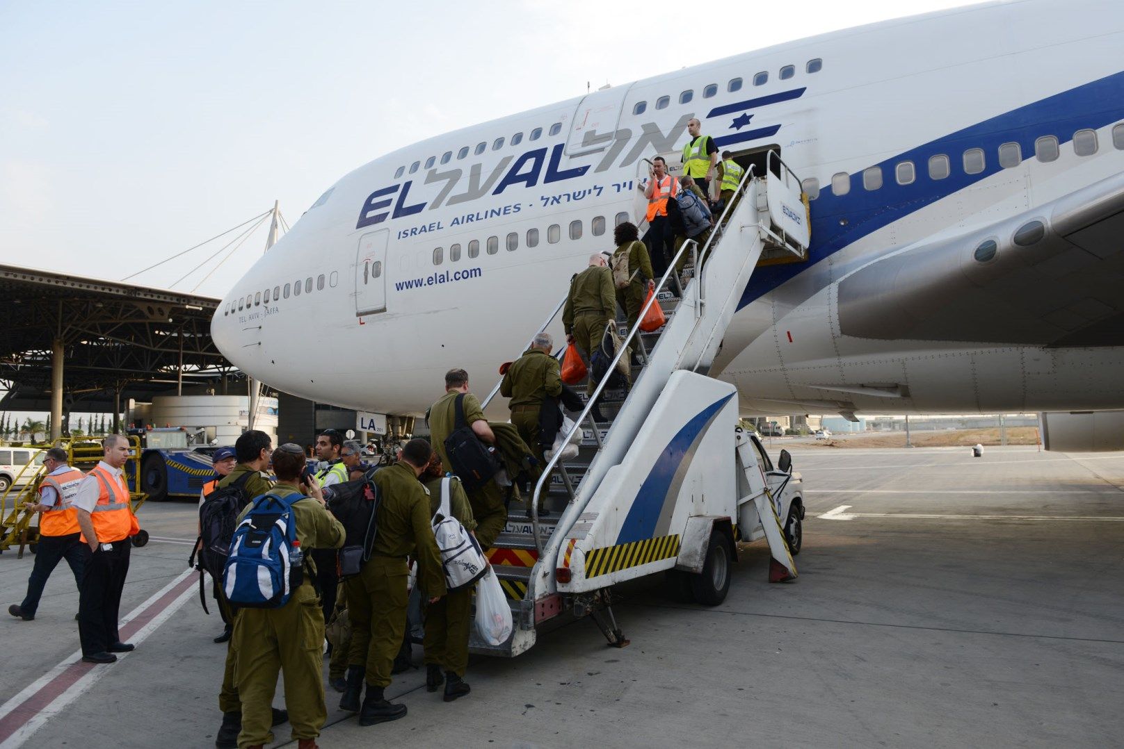 IDF rescue workers boarding an airplane to the Philippines on November 13, 2013. Photo by IDF Spokesperson/FLASH90