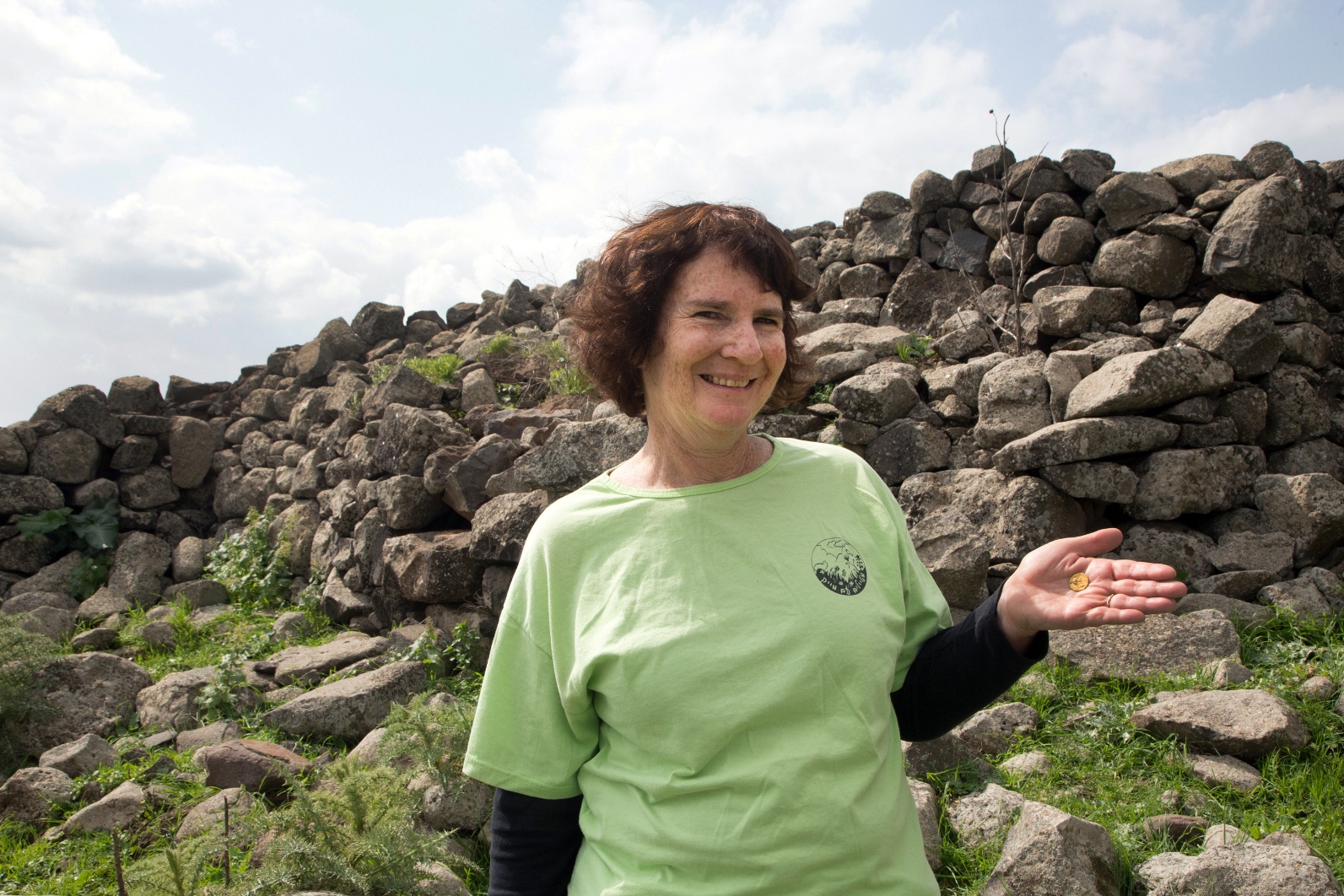 Laurie Rimon with the coin she found. Photo by Samuel Magal/Israel Antiquities Authority
